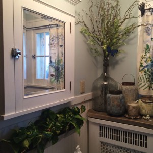 A small window box is placed beneath the medicine cabinet. 