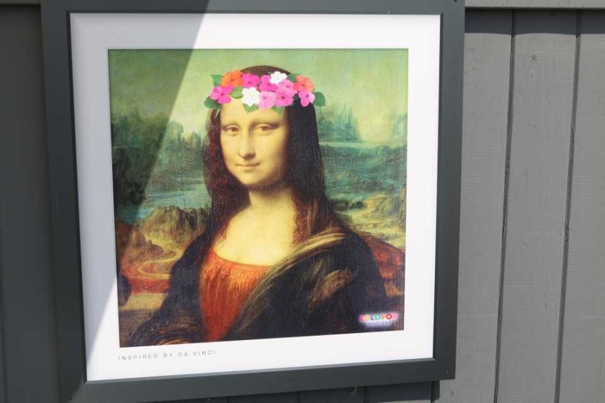 Mona Lisa with Success Petunia hairpiece