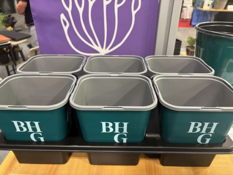 2-Quart Courtyard Pot and 6-Count Tray (Landmark Plastic) 2