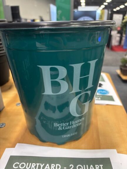 2-Quart Courtyard Pot and 6-Count Tray (Landmark Plastic)