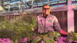 2025 Outstanding Extension Educator Award Presented to Roberto Lopez